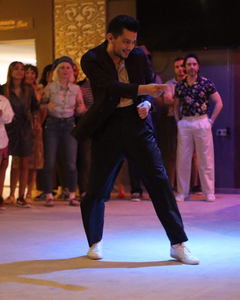 Kaan bir swing partisinde solo caz dansı yaparken